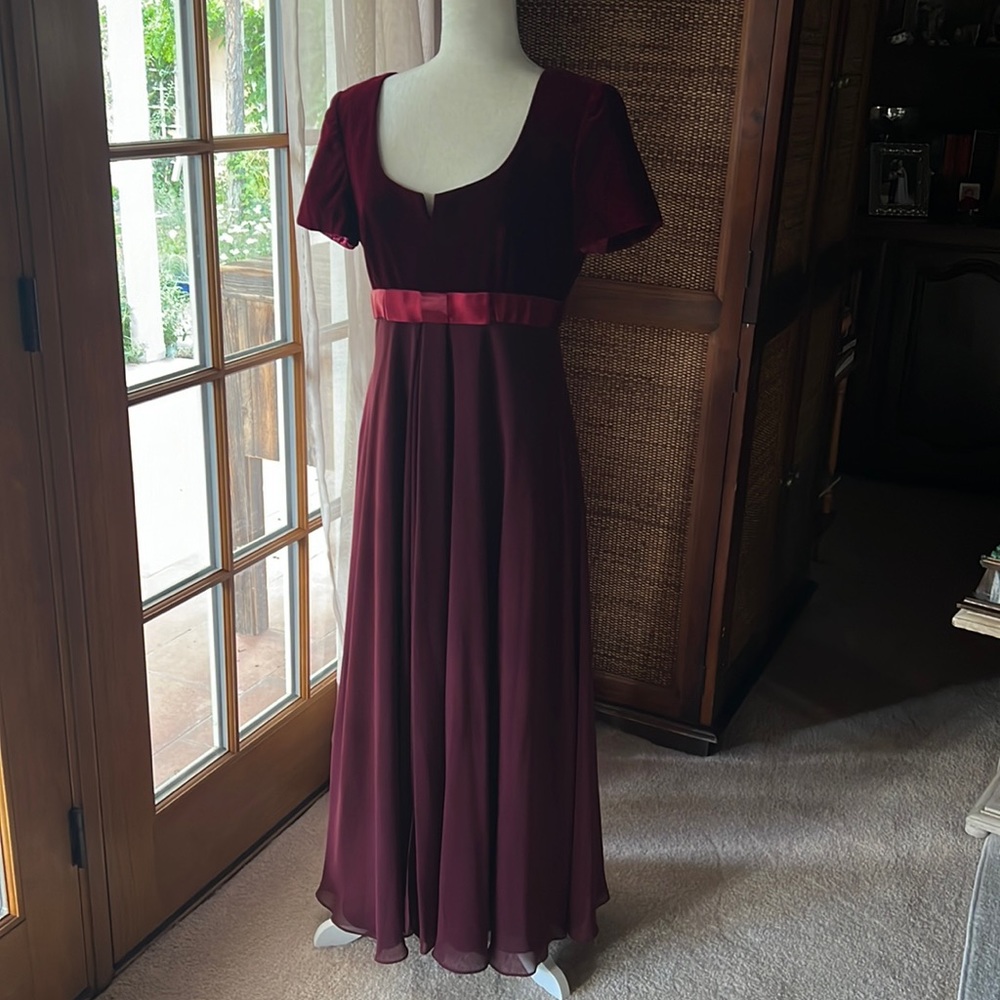 Elegant Burgundy Maxi Dress
